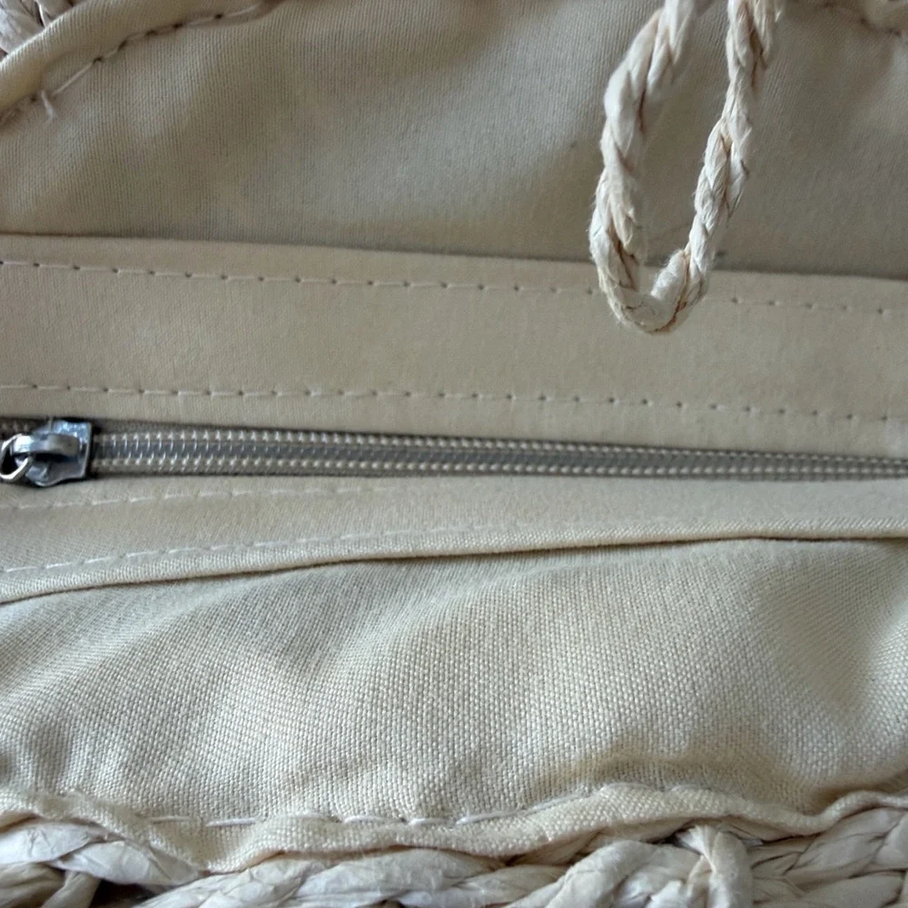 Elegant Cream Woven Handbag - Picture 3 of 4